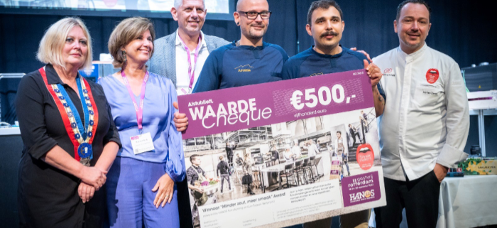 Uitreiking waardecheque winnaar Minder zout meer smaak award